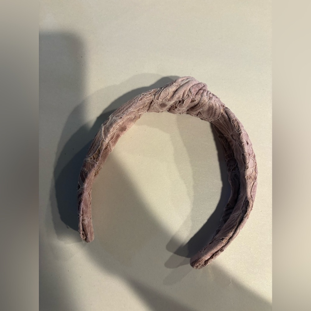Dew Edit Knotted Lace Headband in Dusty Pink